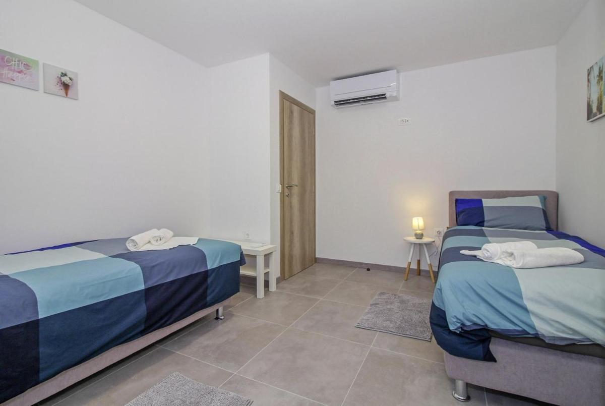 Natascha In Pamici - Haus Fuer 6 Personen Villa Zminj Bagian luar foto