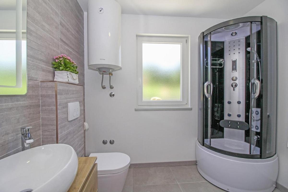 Natascha In Pamici - Haus Fuer 6 Personen Villa Zminj Bagian luar foto