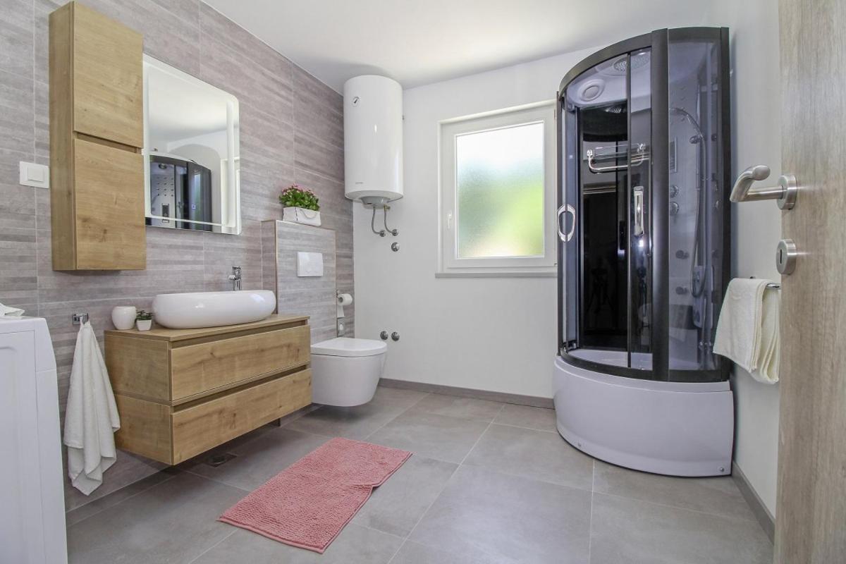 Natascha In Pamici - Haus Fuer 6 Personen Villa Zminj Bagian luar foto