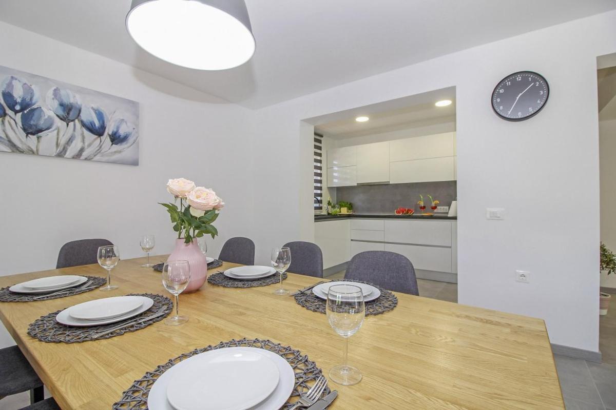 Natascha In Pamici - Haus Fuer 6 Personen Villa Zminj Bagian luar foto