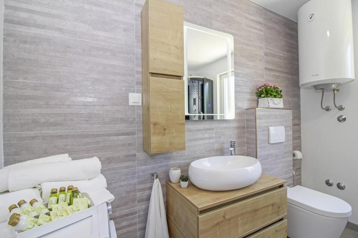 Natascha In Pamici - Haus Fuer 6 Personen Villa Zminj Bagian luar foto