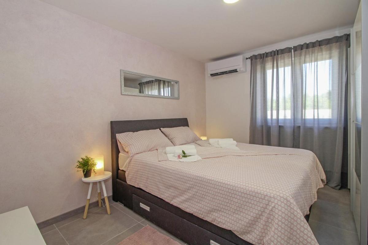Natascha In Pamici - Haus Fuer 6 Personen Villa Zminj Bagian luar foto