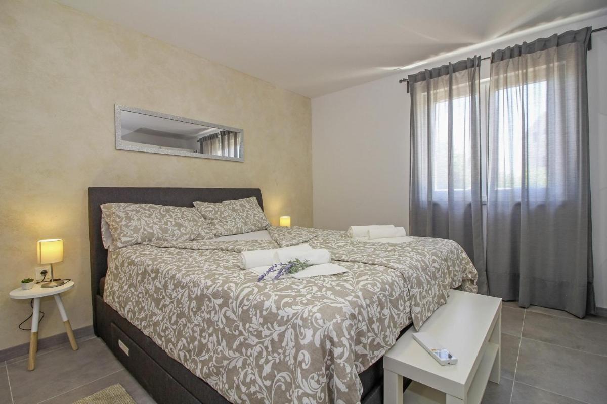 Natascha In Pamici - Haus Fuer 6 Personen Villa Zminj Bagian luar foto