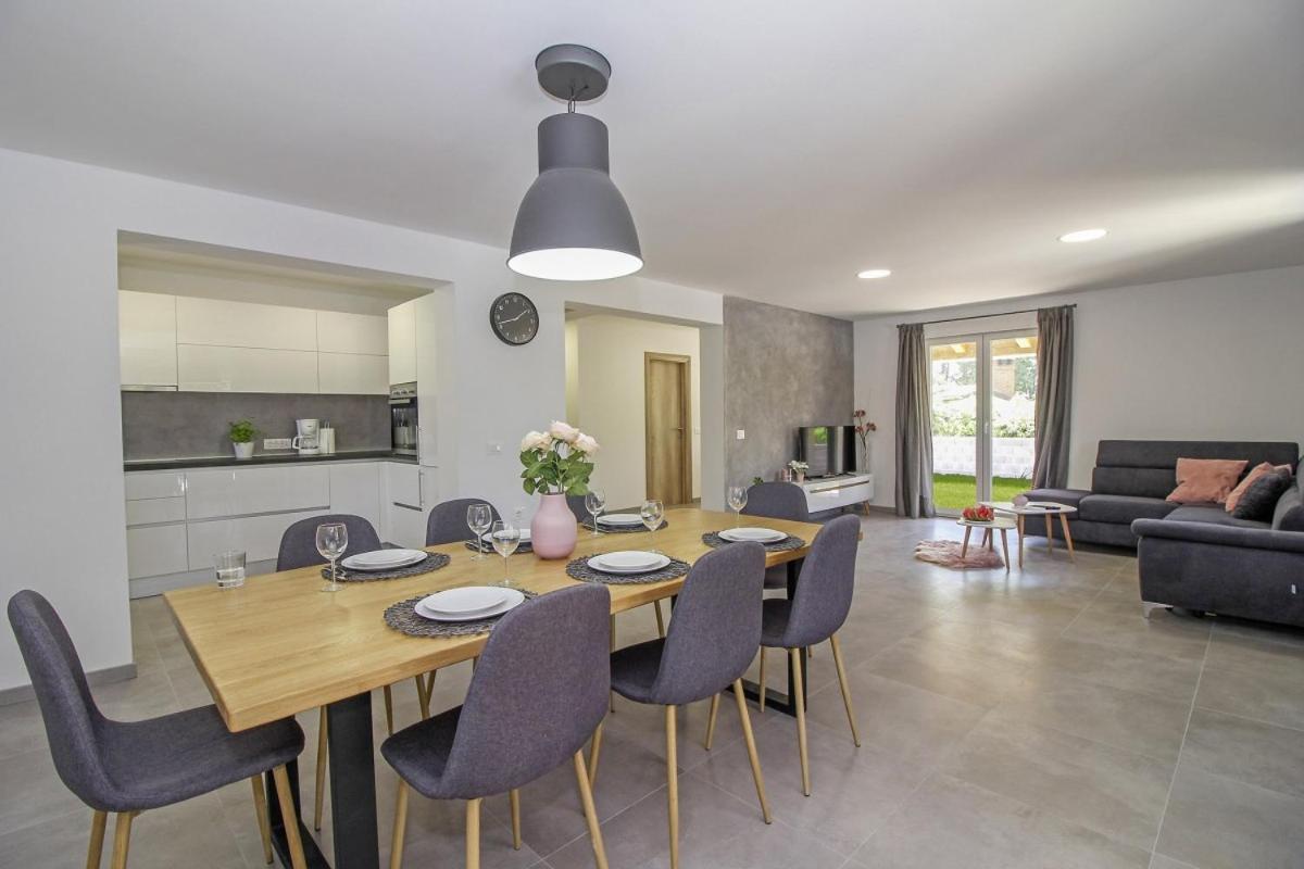 Natascha In Pamici - Haus Fuer 6 Personen Villa Zminj Bagian luar foto
