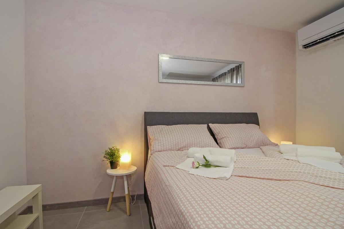 Natascha In Pamici - Haus Fuer 6 Personen Villa Zminj Bagian luar foto