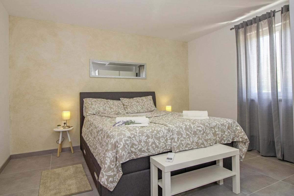Natascha In Pamici - Haus Fuer 6 Personen Villa Zminj Bagian luar foto